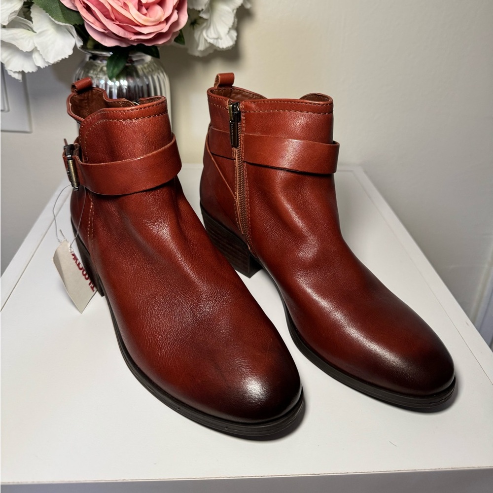 Vince Camuto boots new size 7M.